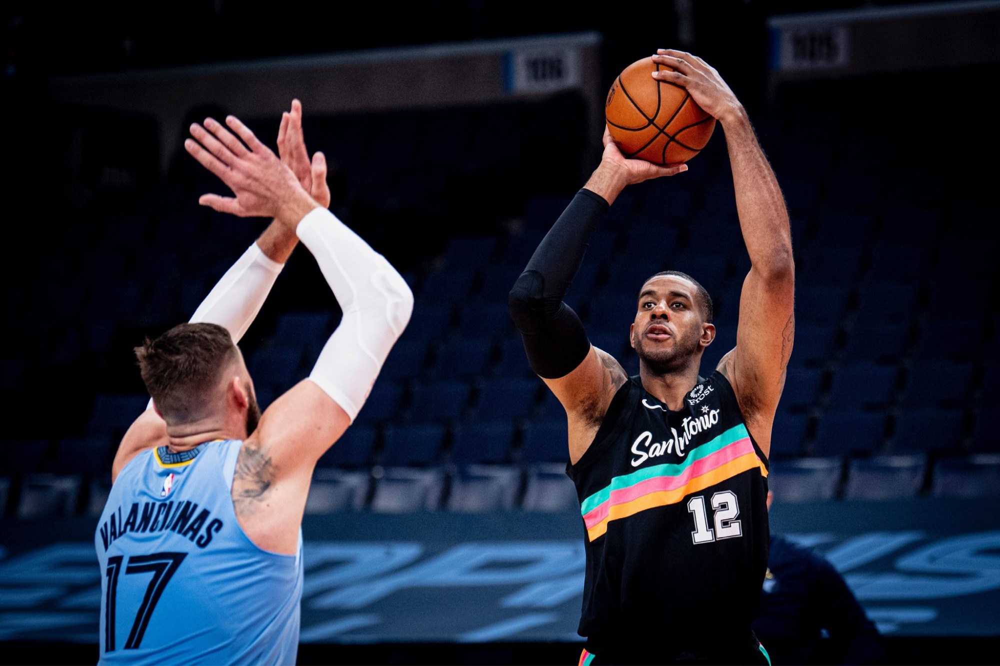 用右脚将球 用右脚将球