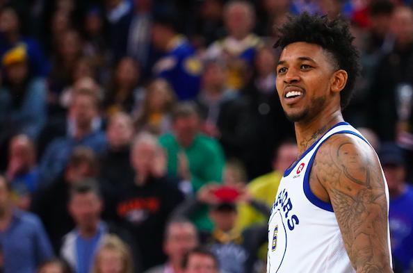 背身持球 背身持球